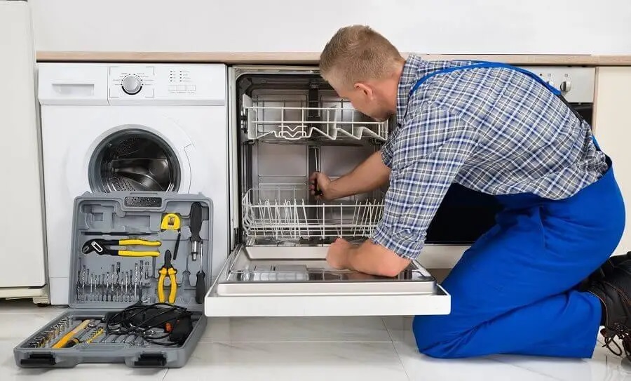 Etimesgut Westinghouse servisi teknisyen ekibi beyaz eşya tamiri yaparken
